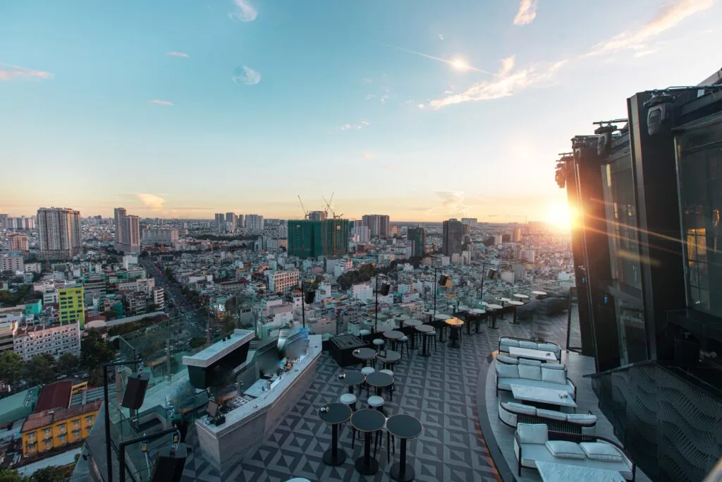 Chill Dining & Lounge: Tầm nhìn Sài Gòn "triệu đô" từ rooftop