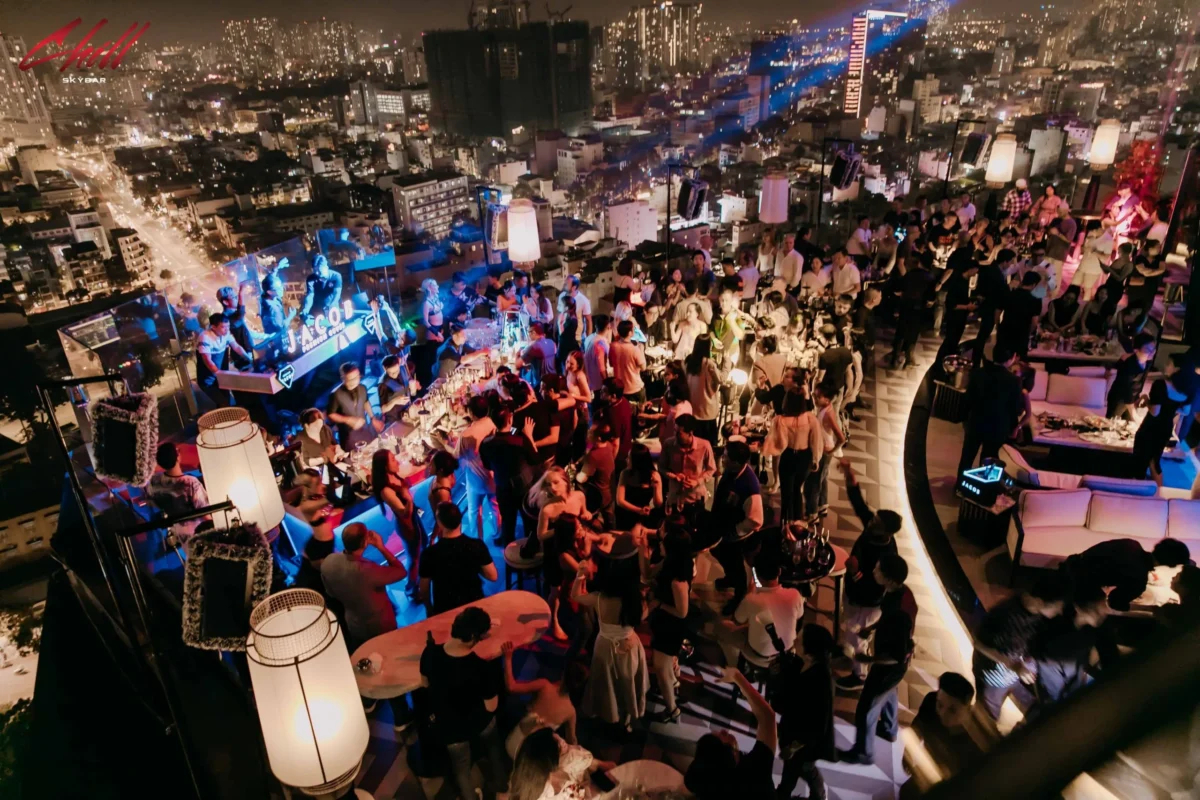 Khu vực Bar sôi động tại Chill, lý tưởng cho tiệc đứng cuối năm