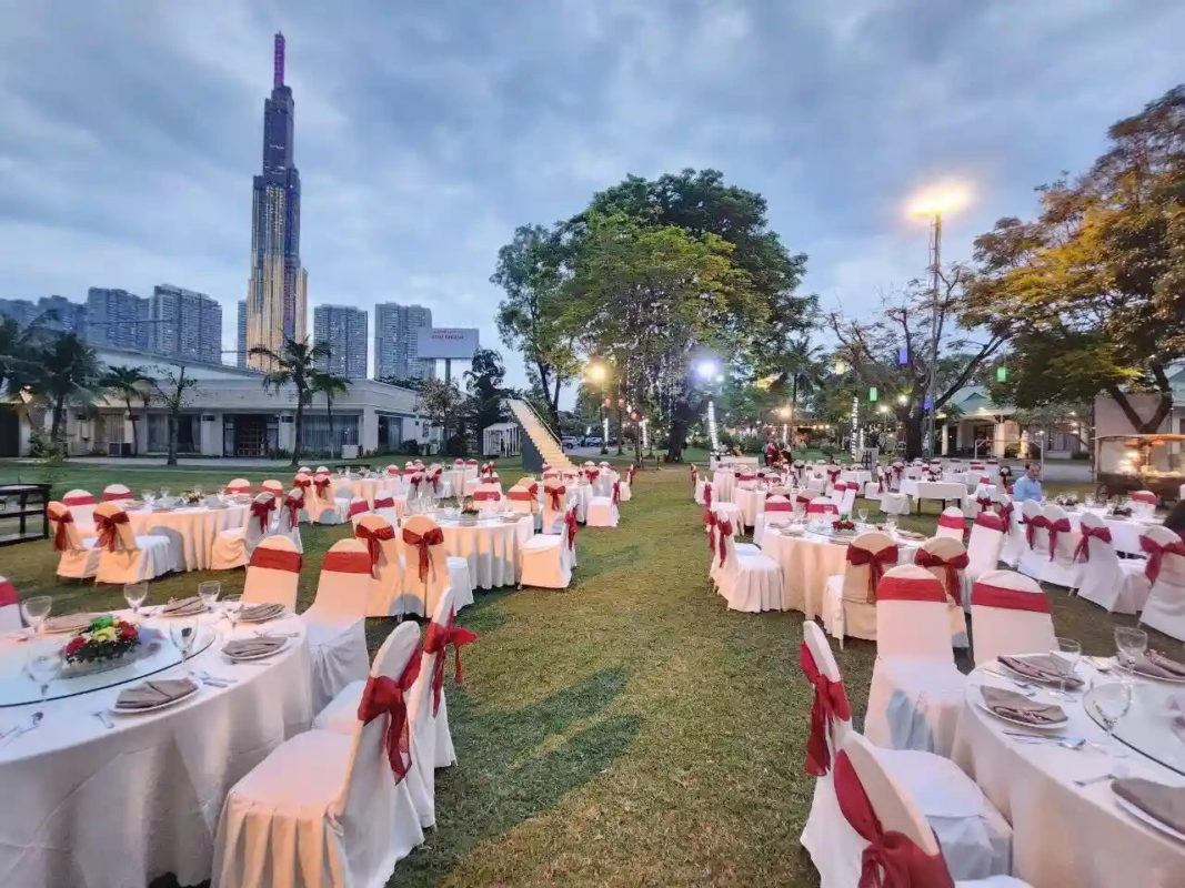 khong-gian-ven-song-nha-hang-tan-cang-binh-thanh